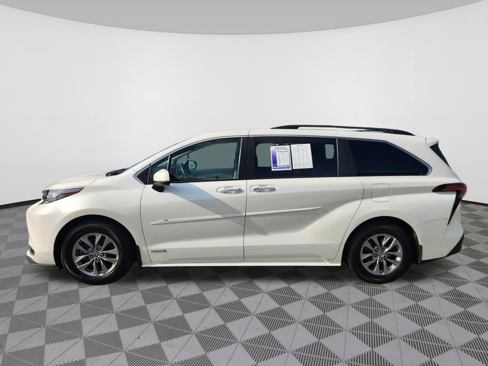 Used 2021 Toyota Sienna XLE w/ XLE Plus Package AWD/4WD image 5
