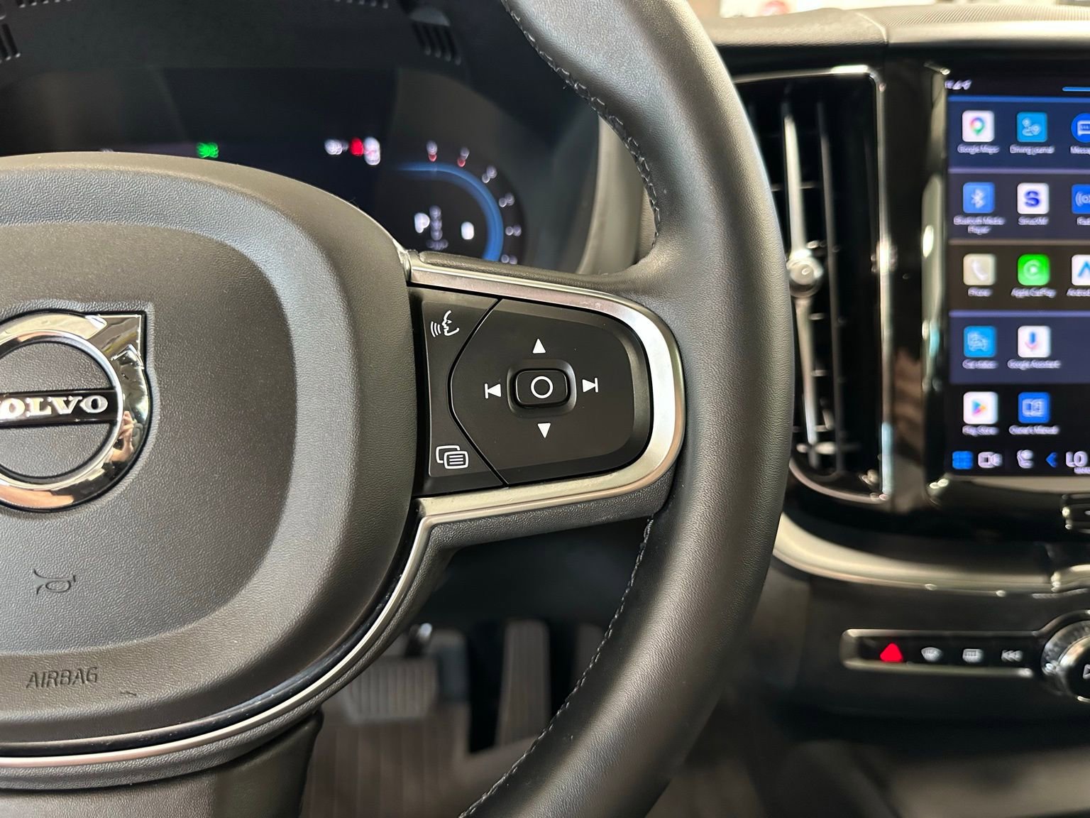Used 2023 Volvo XC60 B5 Core FWD image 19