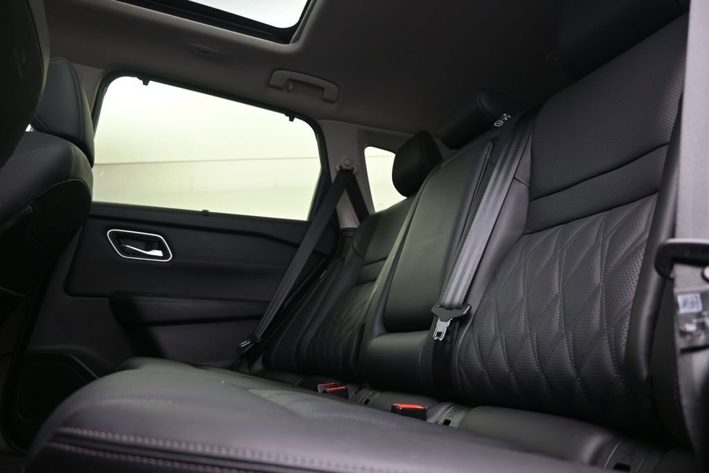 Used 2024 Nissan Rogue Platinum w/ Platinum Premium Package FWD image 12