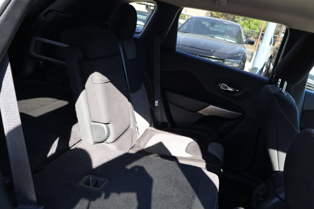 Used 2018 Jeep Cherokee Latitude FWD image 40