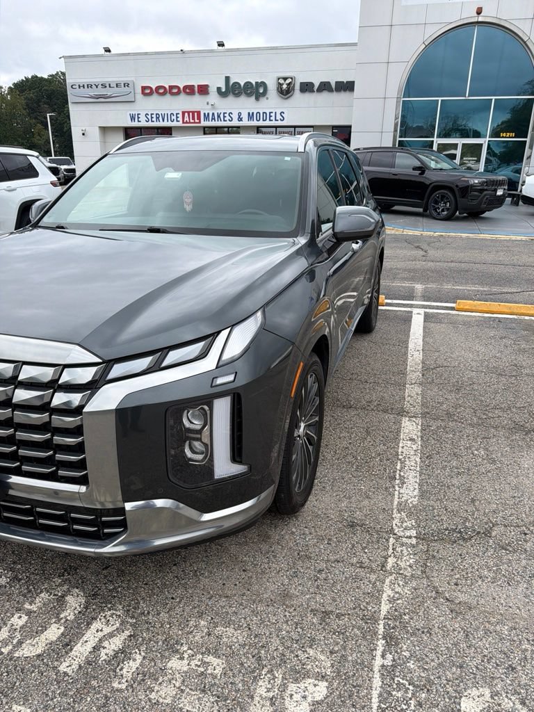 Used 2023 Hyundai Palisade Calligraphy FWD image 2