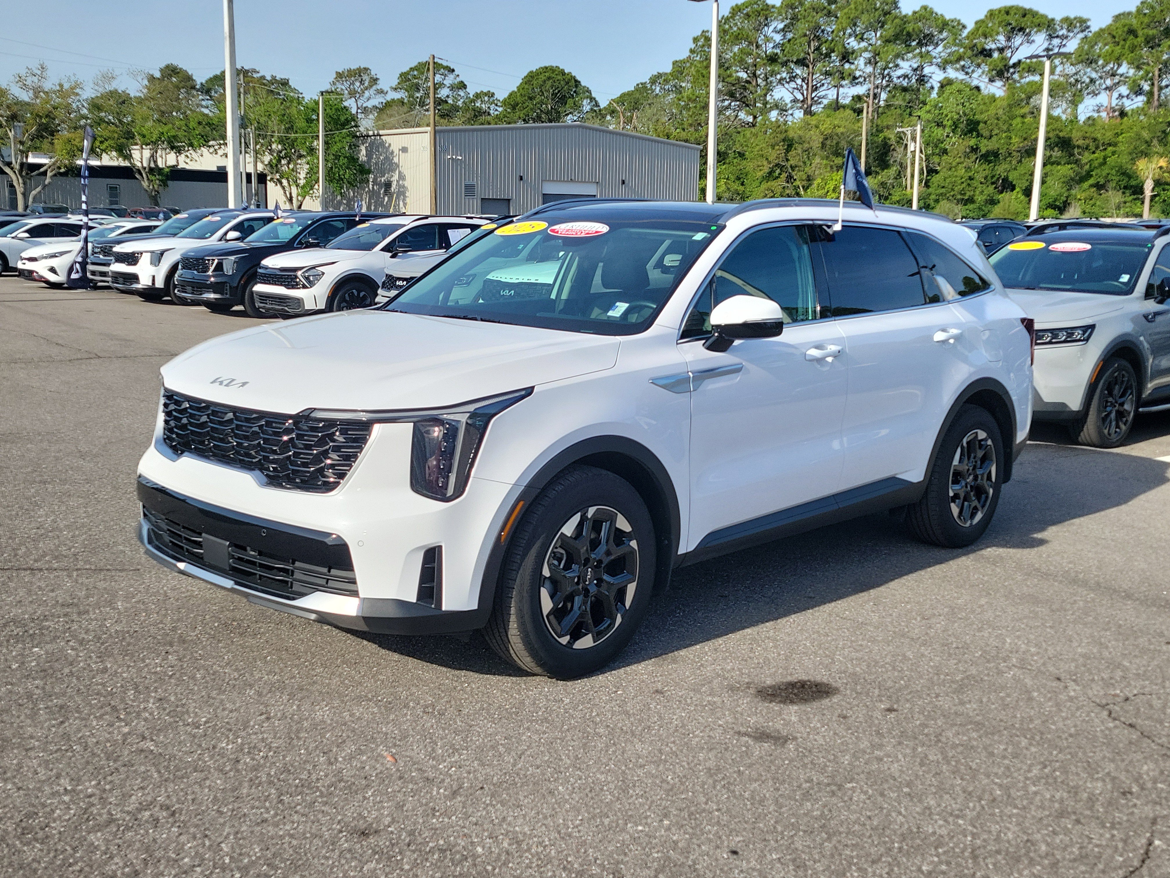 Certified 2025 Kia Sorento S w/ Panoramic Sunroof Package FWD image 3
