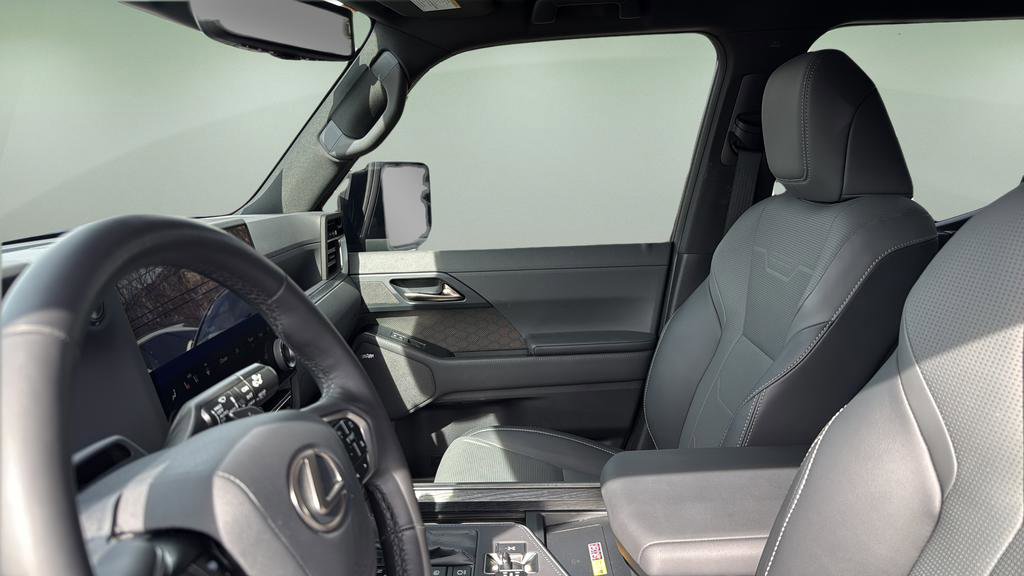 Used 2025 Lexus GX 550 w/ Accessory Package (Z1) image 13