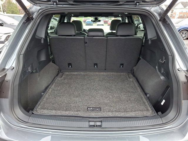Certified 2024 Volkswagen Tiguan SE R-Line image 33