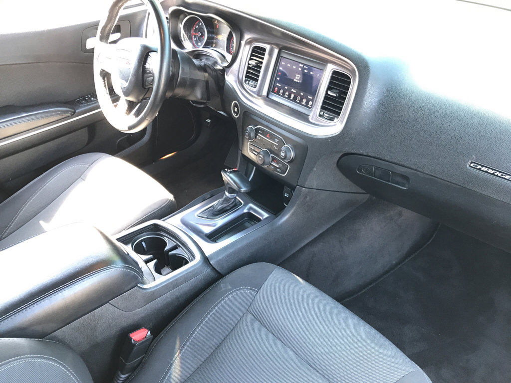 Used 2018 Dodge Charger SXT RWD image 11