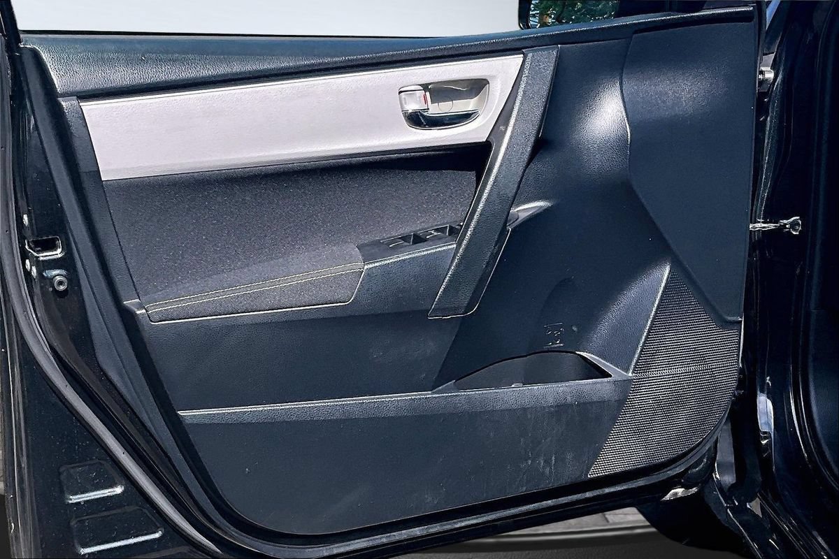 Used 2017 Toyota Corolla LE w/ Carpet Mat Package (TMS) FWD image 9