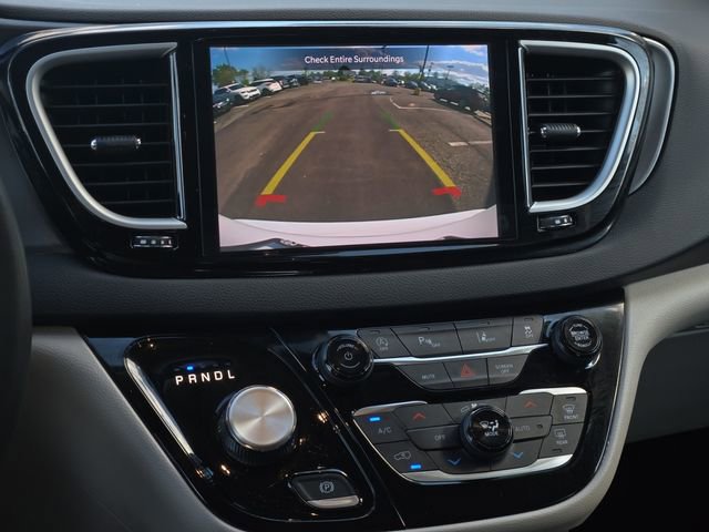 Used 2023 Chrysler Pacifica Touring-L FWD image 22