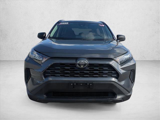 Used 2019 Toyota RAV4 LE image 2