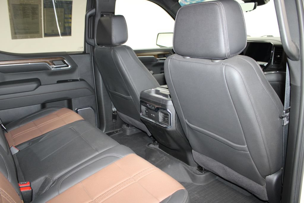 Used 2024 Chevrolet Silverado 1500 High Country w/ Technology Package AWD/4WD image 34
