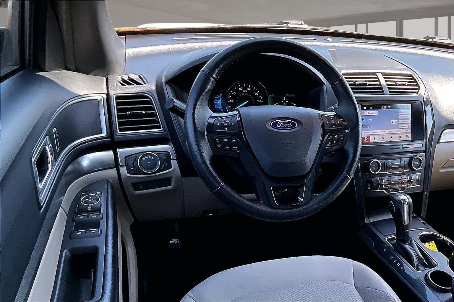 Used 2018 Ford Explorer XLT w/ Equipment Group 201A FWD image 8