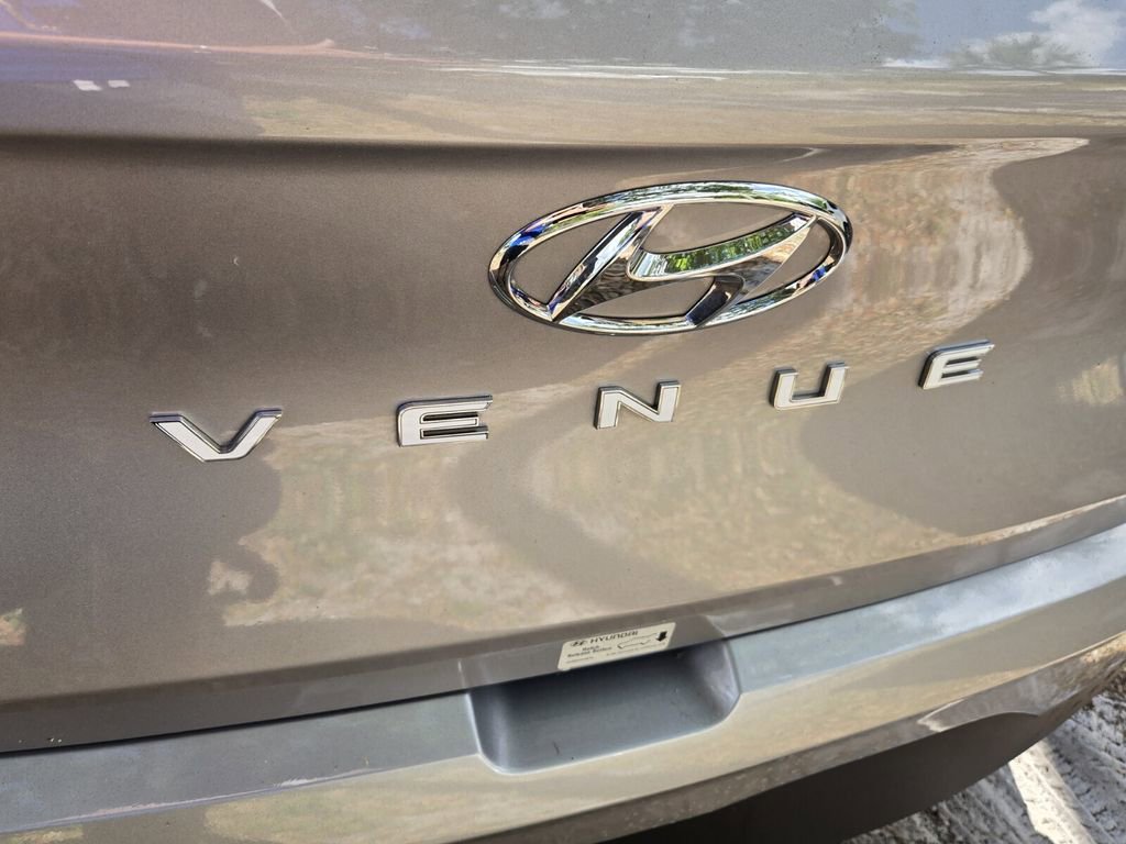 Certified 2025 Hyundai Venue SE image 10