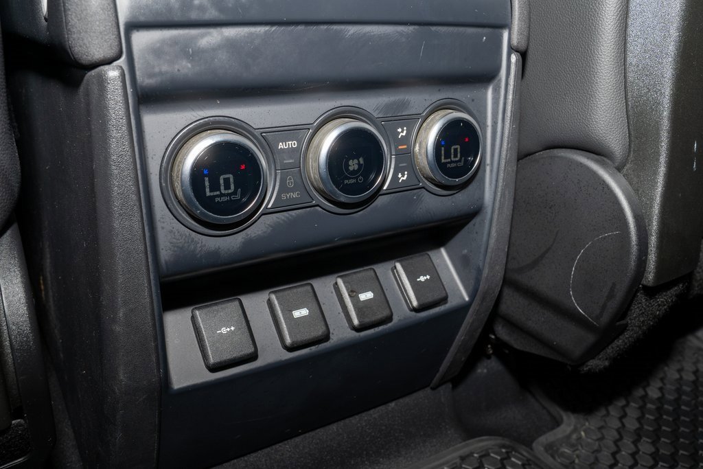 Used 2020 Land Rover Defender 110 SE image 10