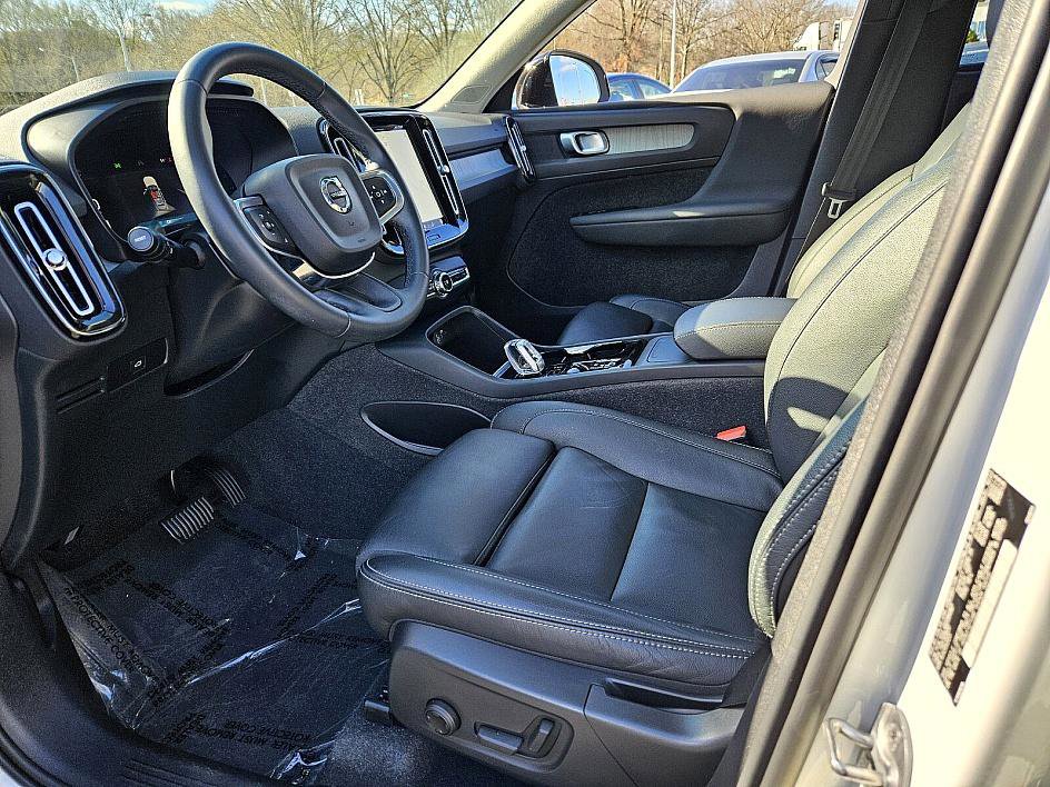 Used 2024 Volvo XC40 B5 Plus w/ Climate Package image 7