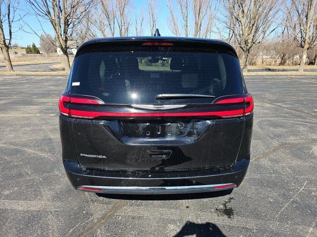 Used 2024 Chrysler Pacifica Touring-L image 5