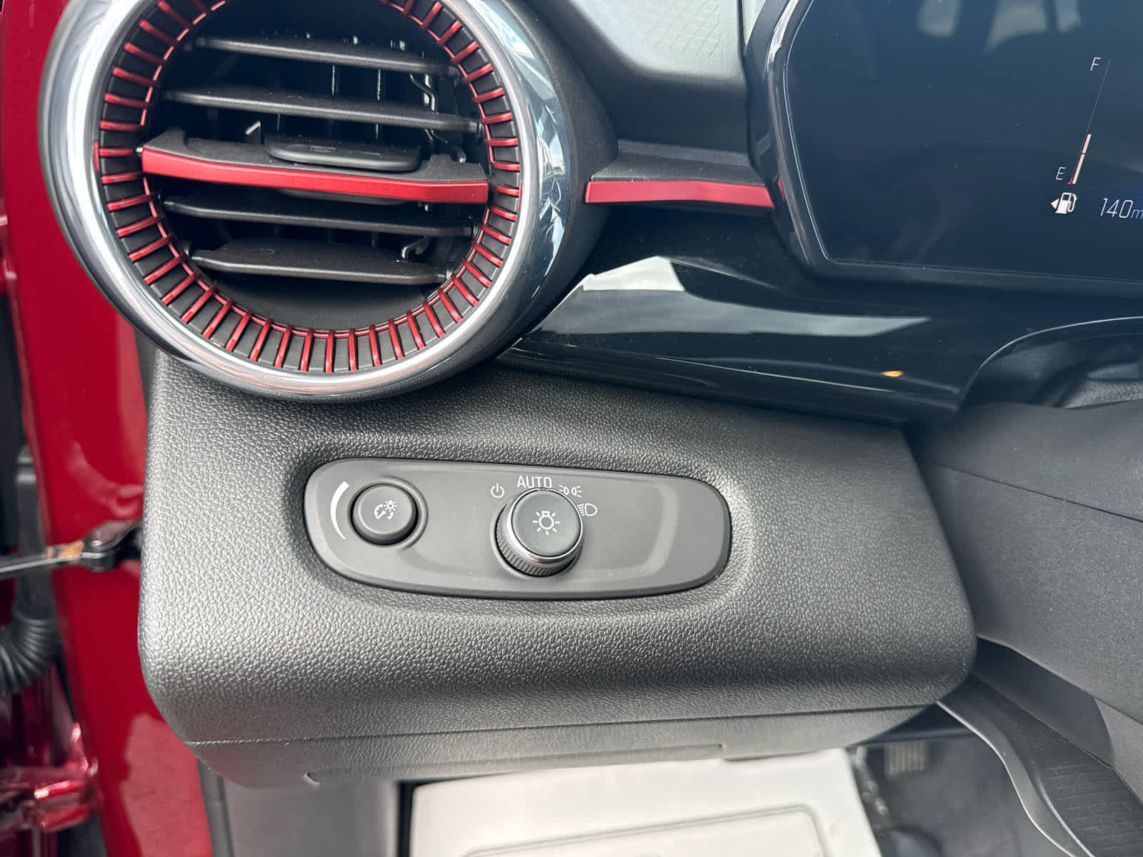 Certified 2025 Chevrolet Trax RS FWD image 16