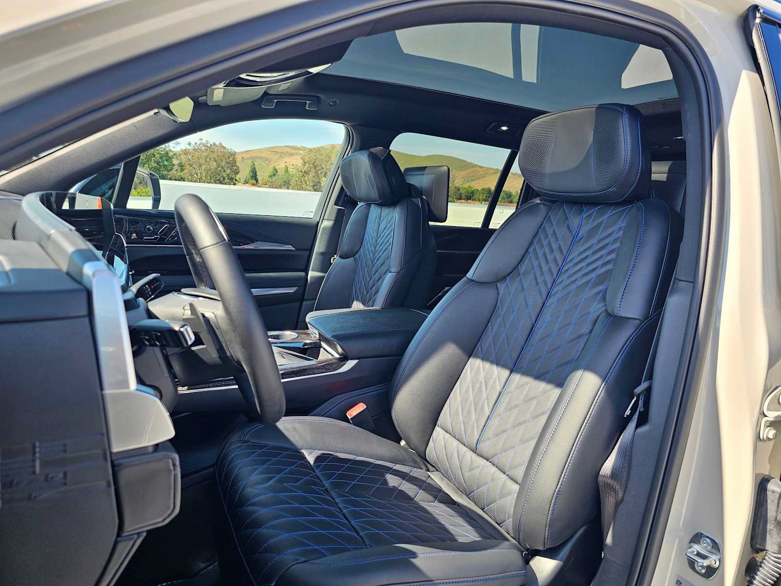 New 2026 Cadillac Escalade IQL Sport 1 w/ LPO, Floor Liner Package AWD/4WD image 25