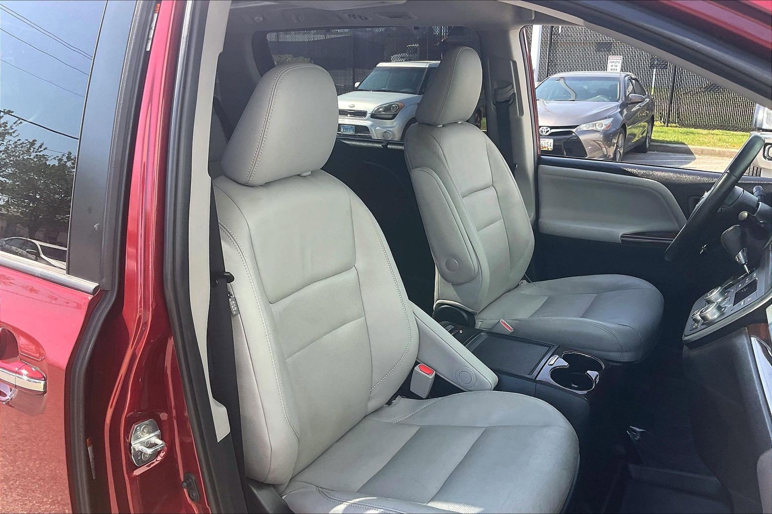 Used 2019 Toyota Sienna Limited Premium FWD image 9