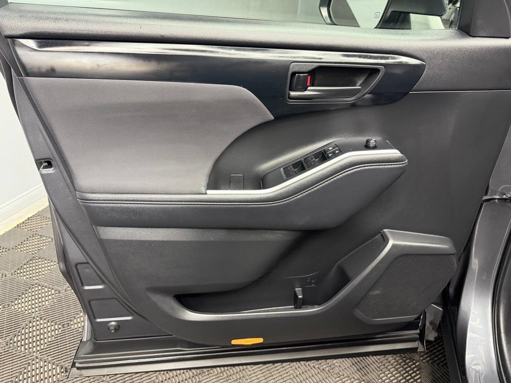 Used 2020 Toyota Highlander LE FWD image 36