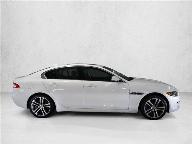 Used 2017 Jaguar XE Premium image 4