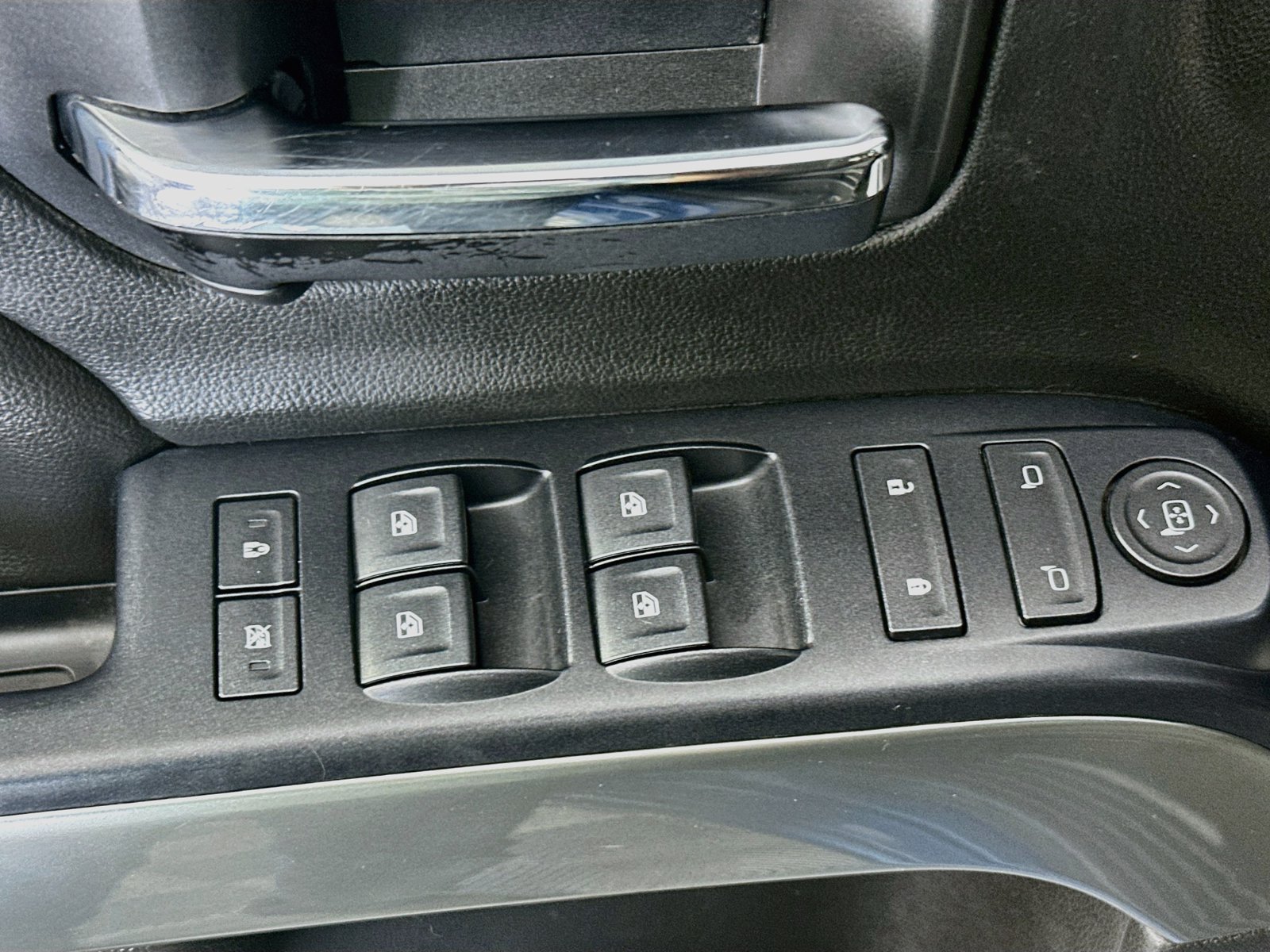 Used 2018 Chevrolet Silverado 1500 LT w/ LT Eassist Package AWD/4WD image 18