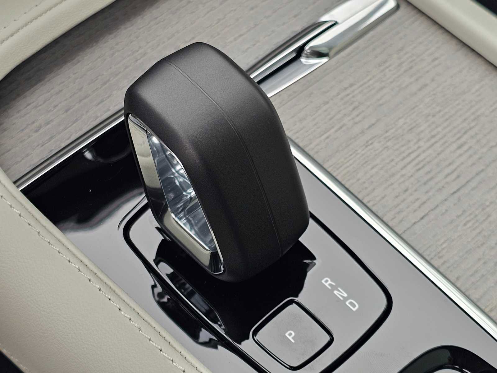 Used 2025 Volvo XC90 T8 Plus w/ Protection Package Premier image 31