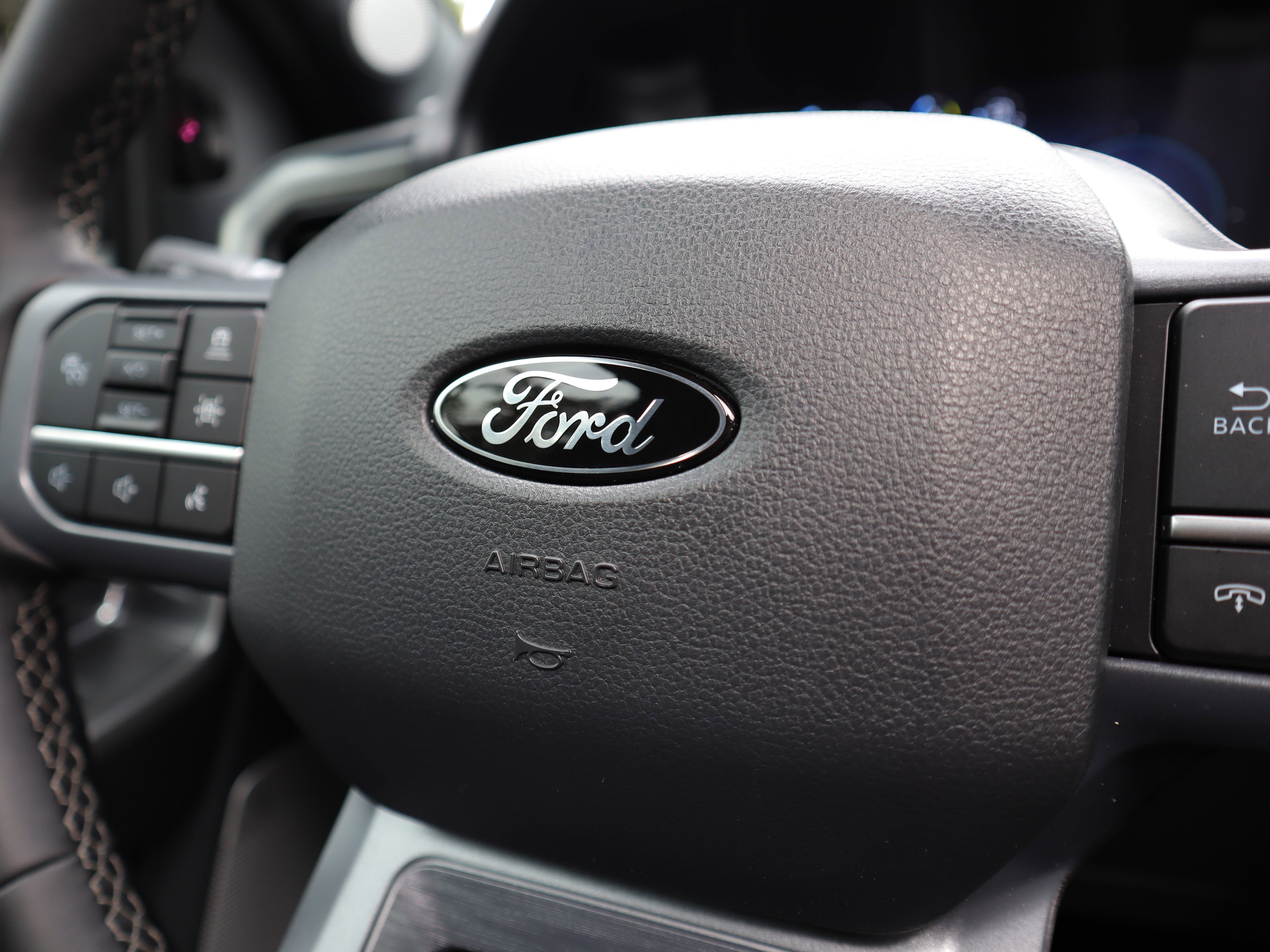 Used 2025 Ford F150 Lariat w/ Equipment Group 501A Mid image 26