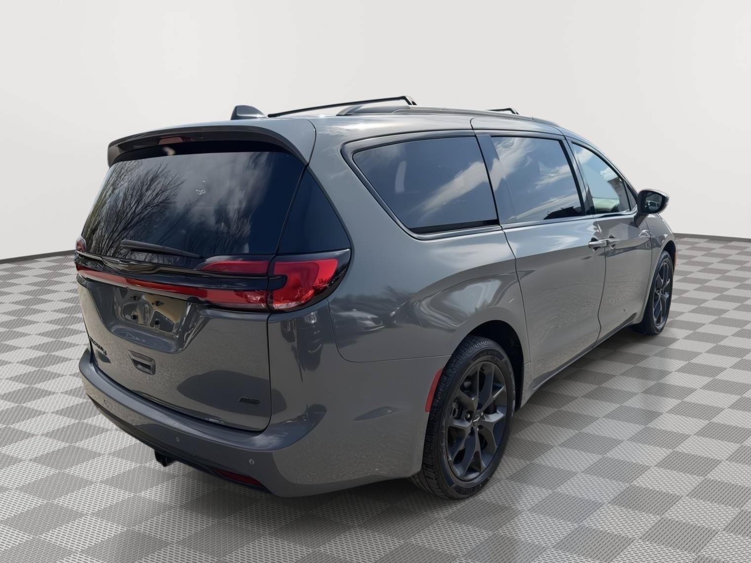Used 2021 Chrysler Pacifica Touring-L w/ S Appearance Package AWD/4WD image 5