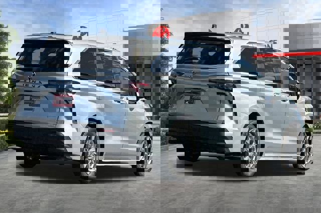 Used 2024 Toyota Sienna LE image 4