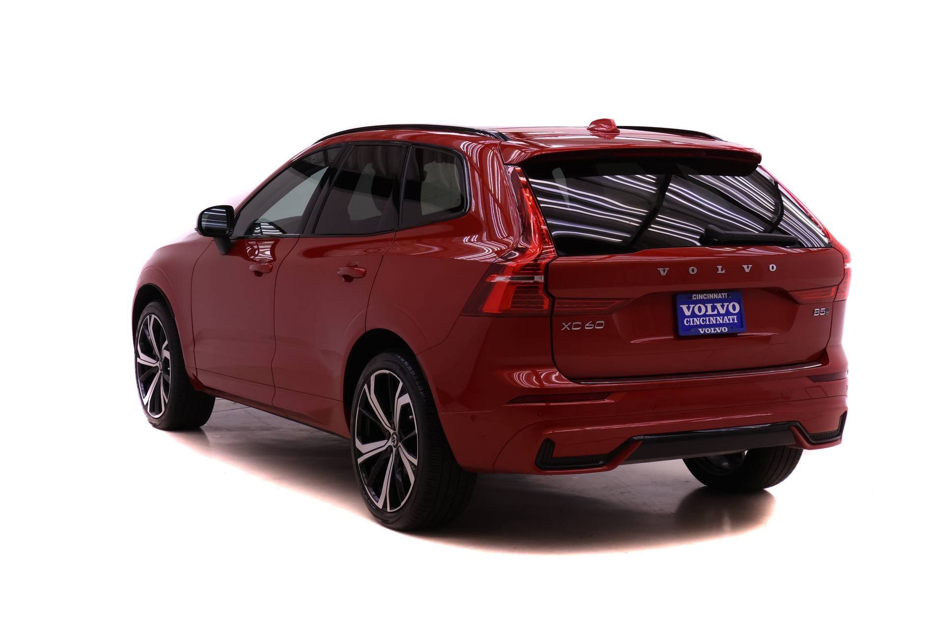 Certified 2023 Volvo XC60 B5 Ultimate w/ Protection Package Premier image 5