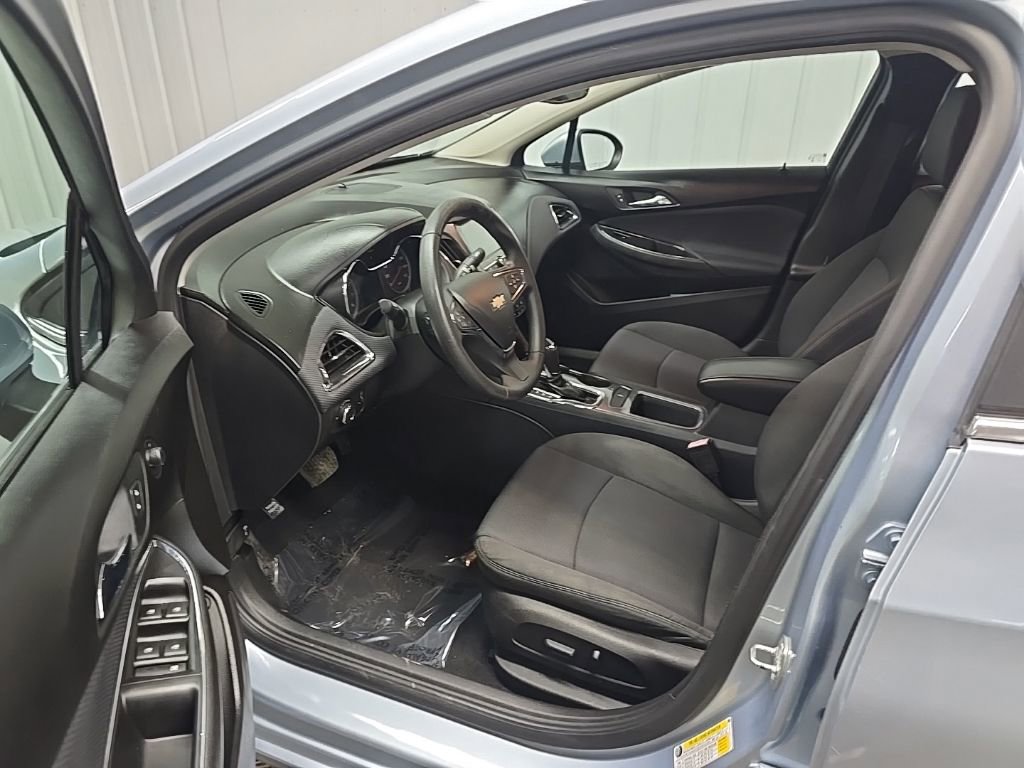 Used 2018 Chevrolet Cruze LT w/ Convenience Package image 28