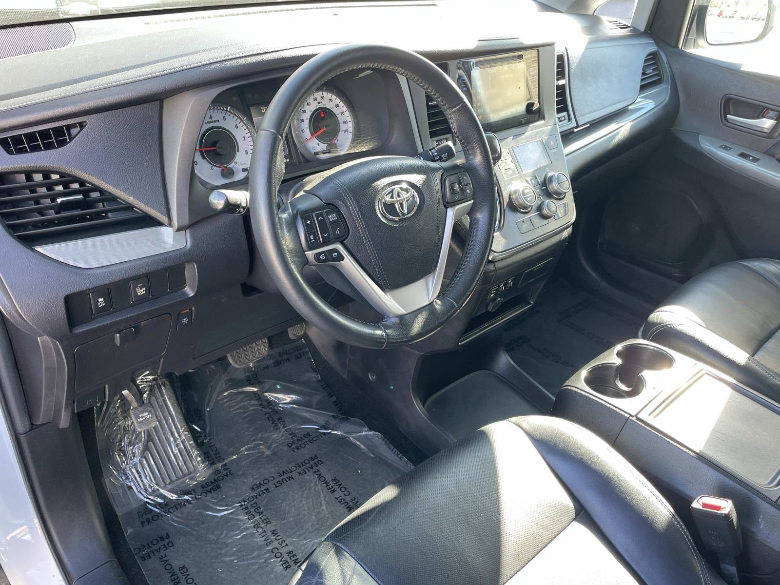 Used 2015 Toyota Sienna SE image 3