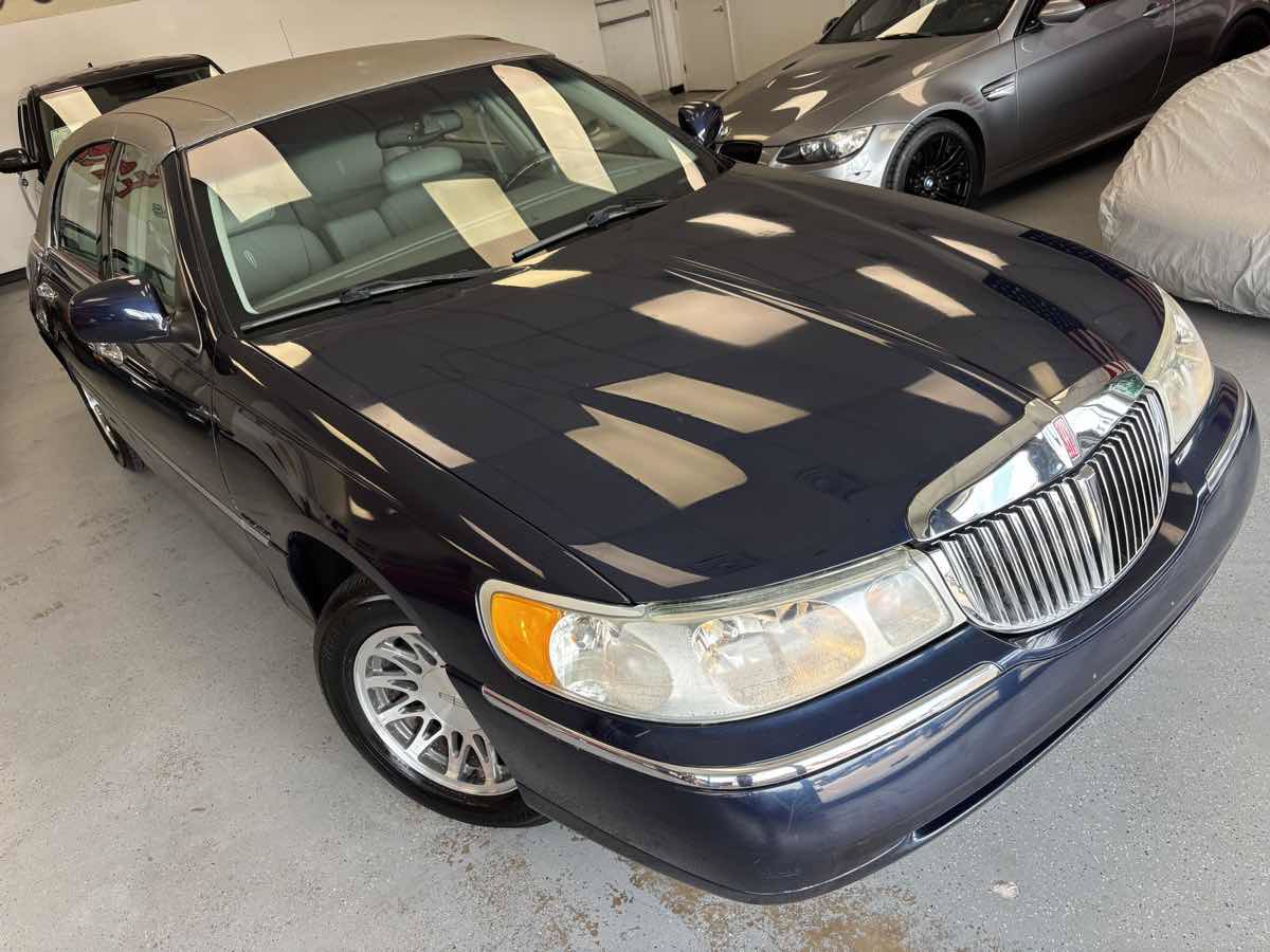 Used 2001 Lincoln Town Car Signature RWD image 8