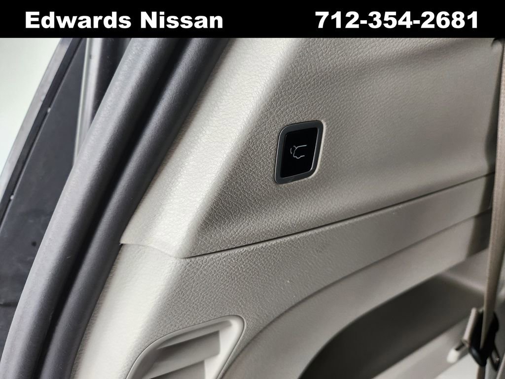 Used 2024 Chrysler Pacifica Touring-L image 13