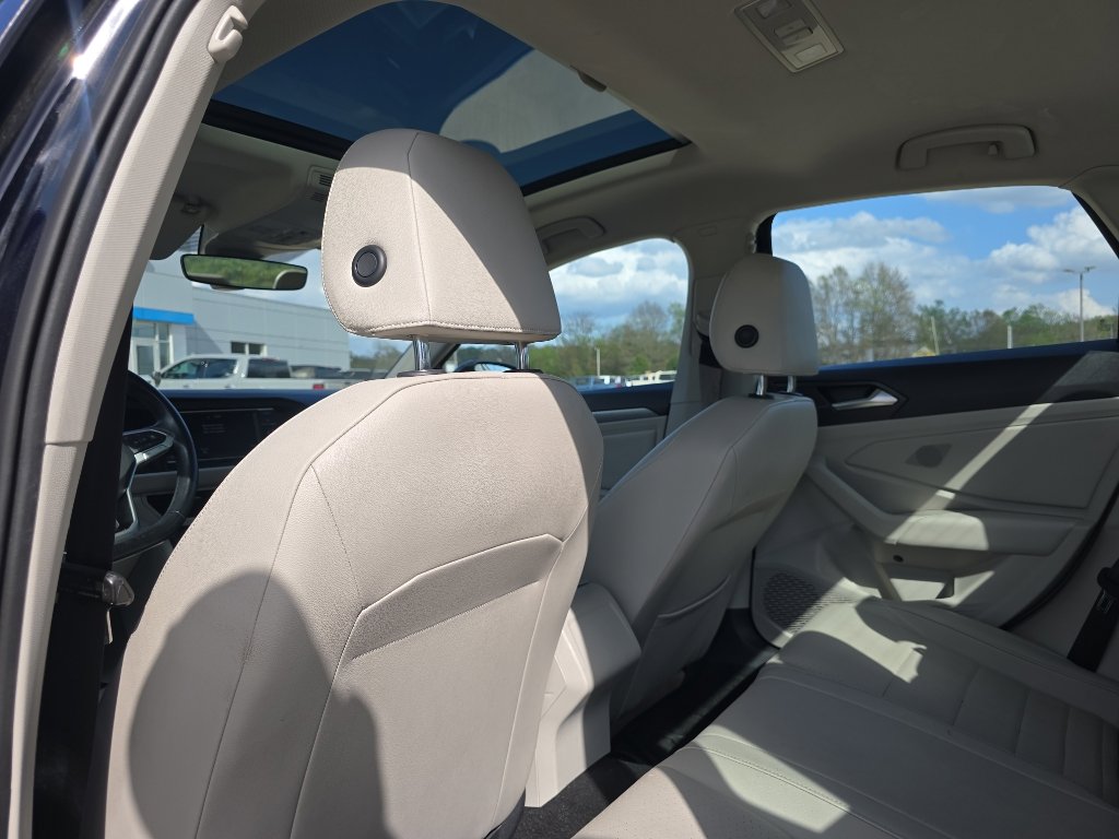 Used 2023 Volkswagen Jetta SE w/ Panoramic Sunroof Package image 10