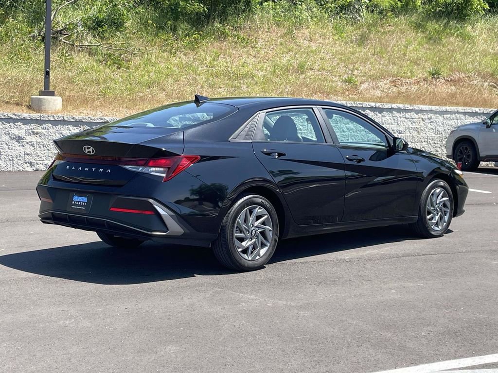 Certified 2024 Hyundai Elantra SEL FWD image 3