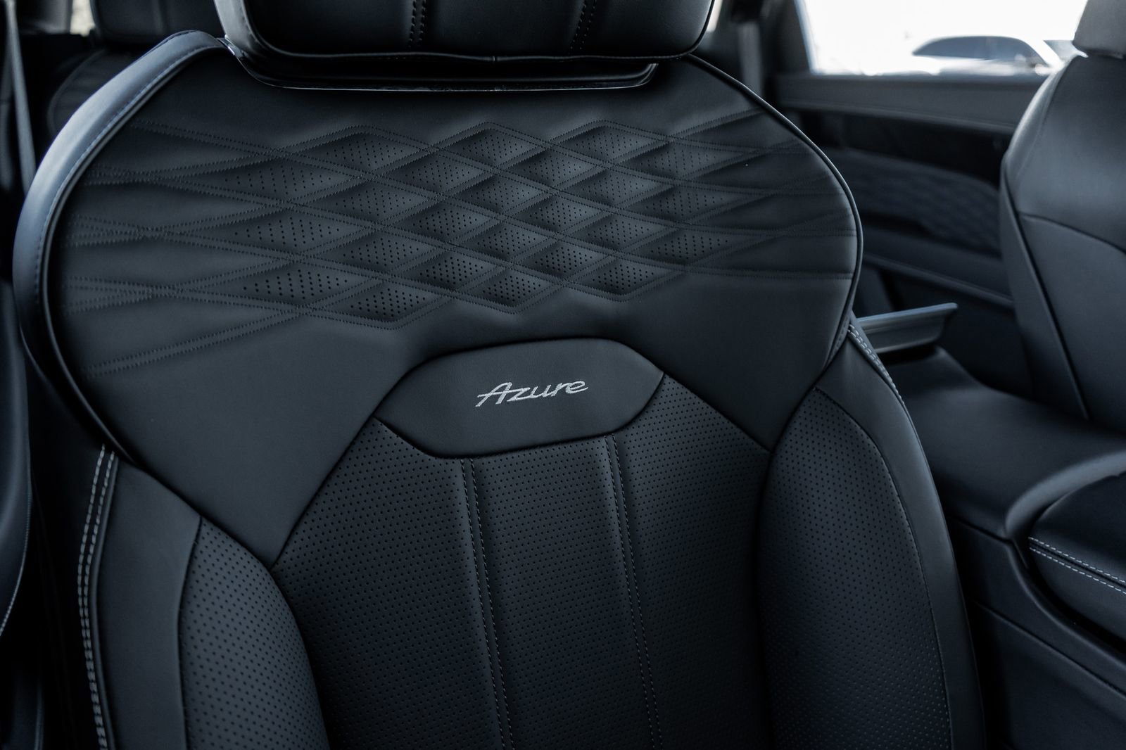 Used 2024 Bentley Bentayga Extended Wheelbase image 40