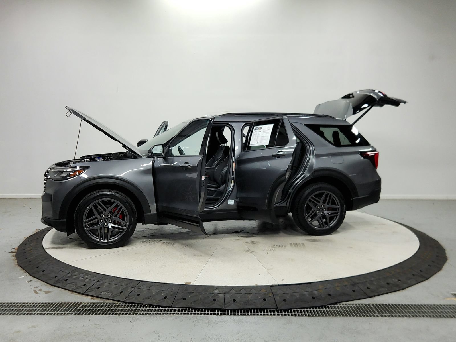 Used 2025 Ford Explorer ST-Line w/ ST-Line Street Pack AWD/4WD image 13