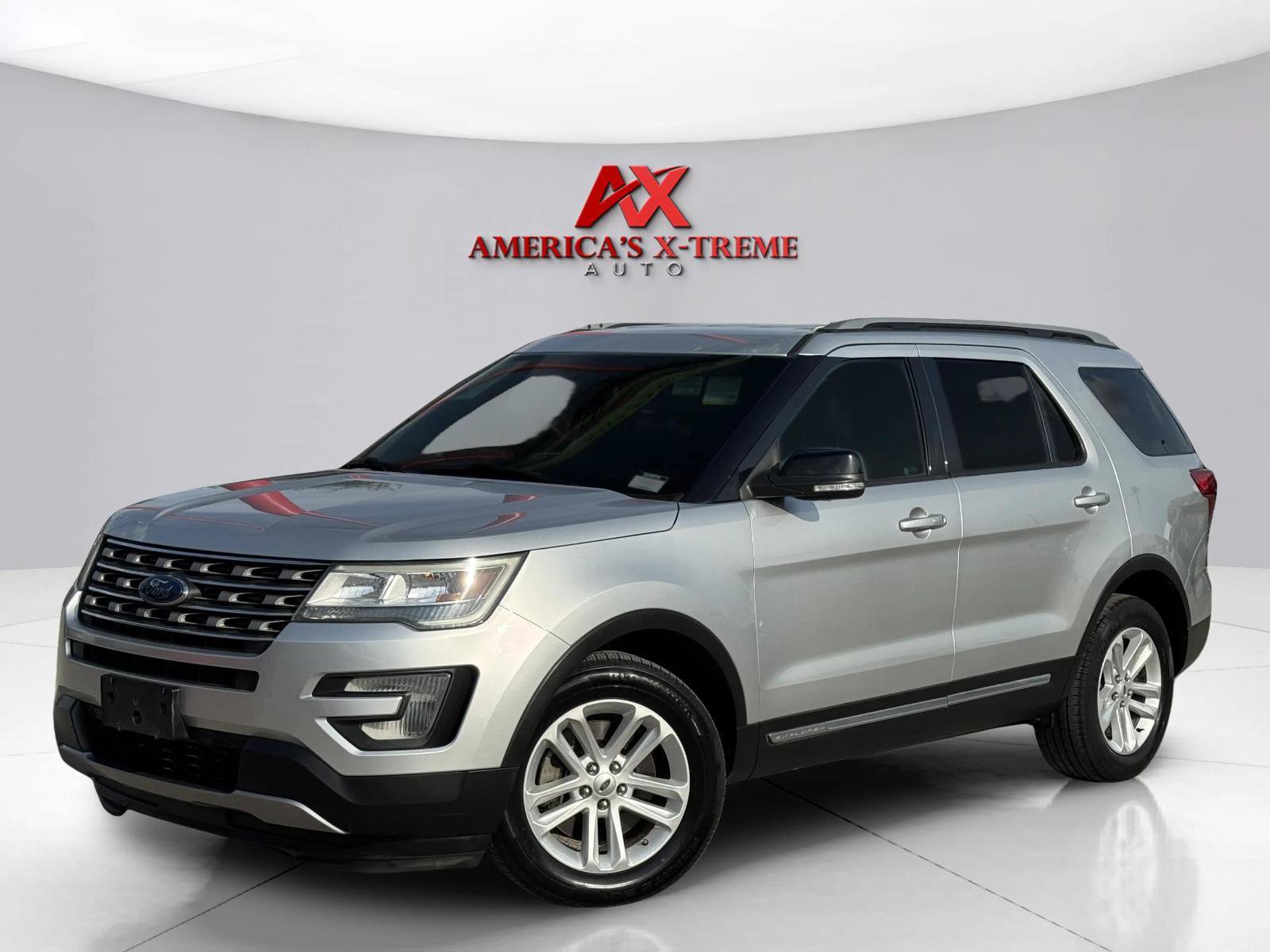 Used 2017 Ford Explorer XLT FWD image 1