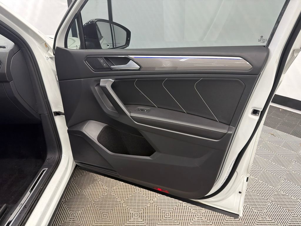 Used 2023 Volkswagen Tiguan SE R-Line image 15