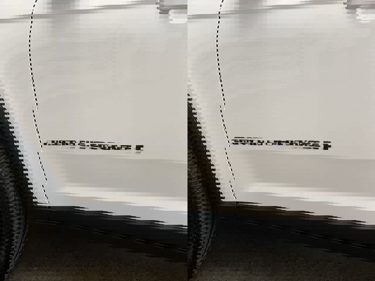 Used 2025 Jeep Grand Cherokee Altitude AWD/4WD image 10