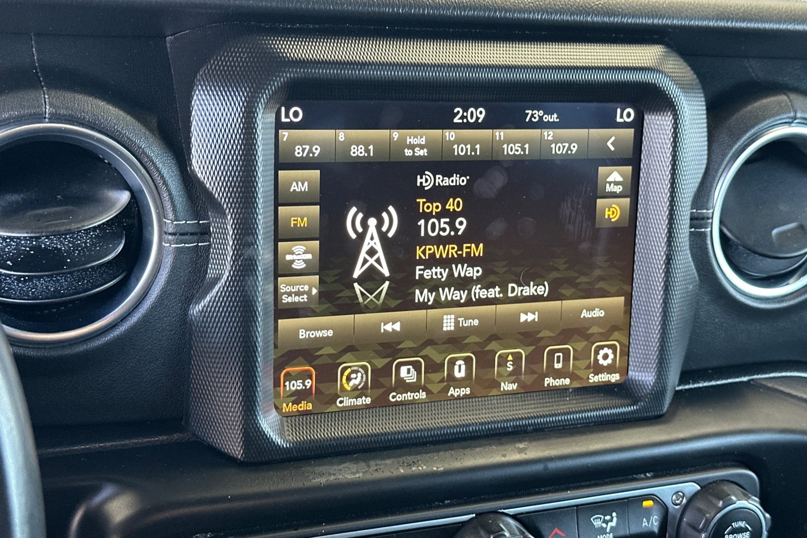 Used 2022 Jeep Wrangler Unlimited Sahara w/ LED Lighting Group AWD/4WD image 17