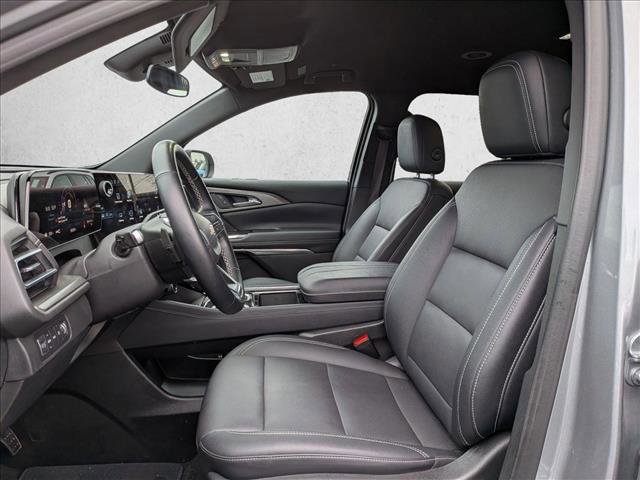 Used 2025 Chevrolet Traverse LT image 9