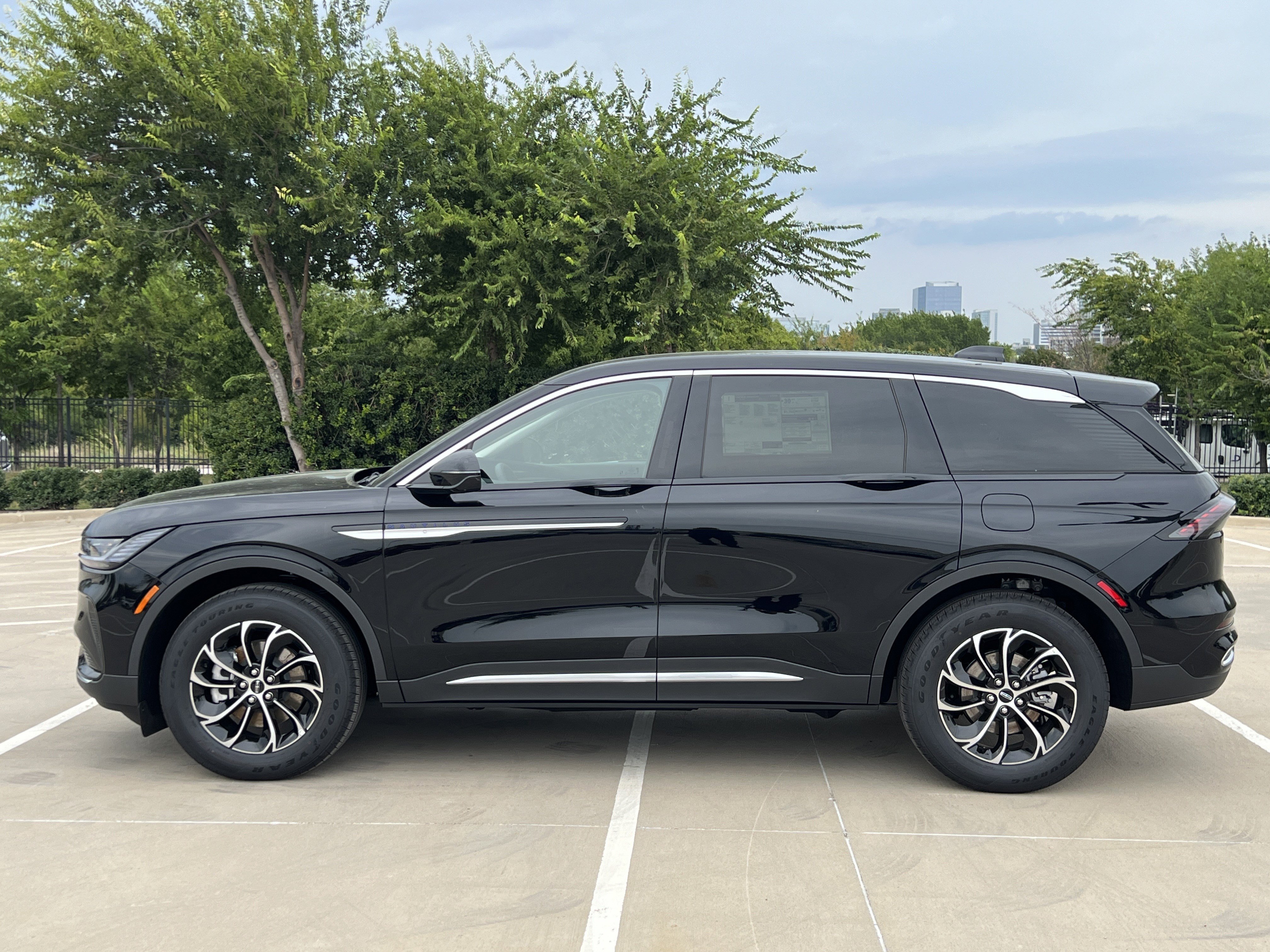 New 2025 Lincoln Nautilus Premier image 4