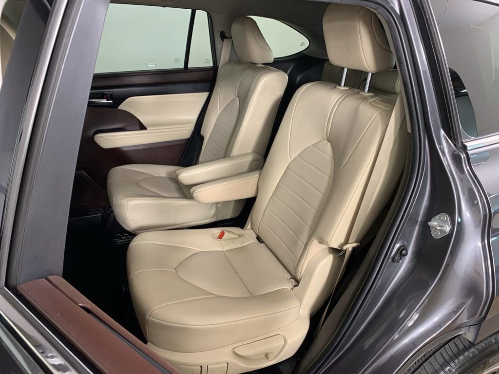 Used 2022 Toyota Highlander XLE FWD image 32