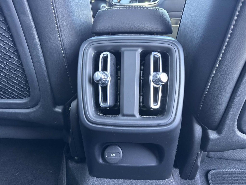 Used 2024 Volvo XC40 B5 Plus image 20