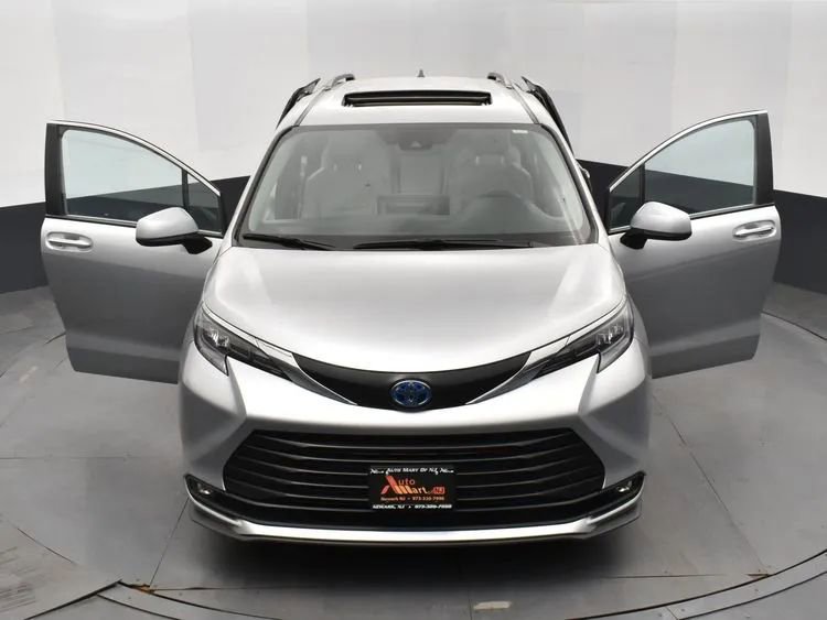 Used 2025 Toyota Sienna XLE image 10