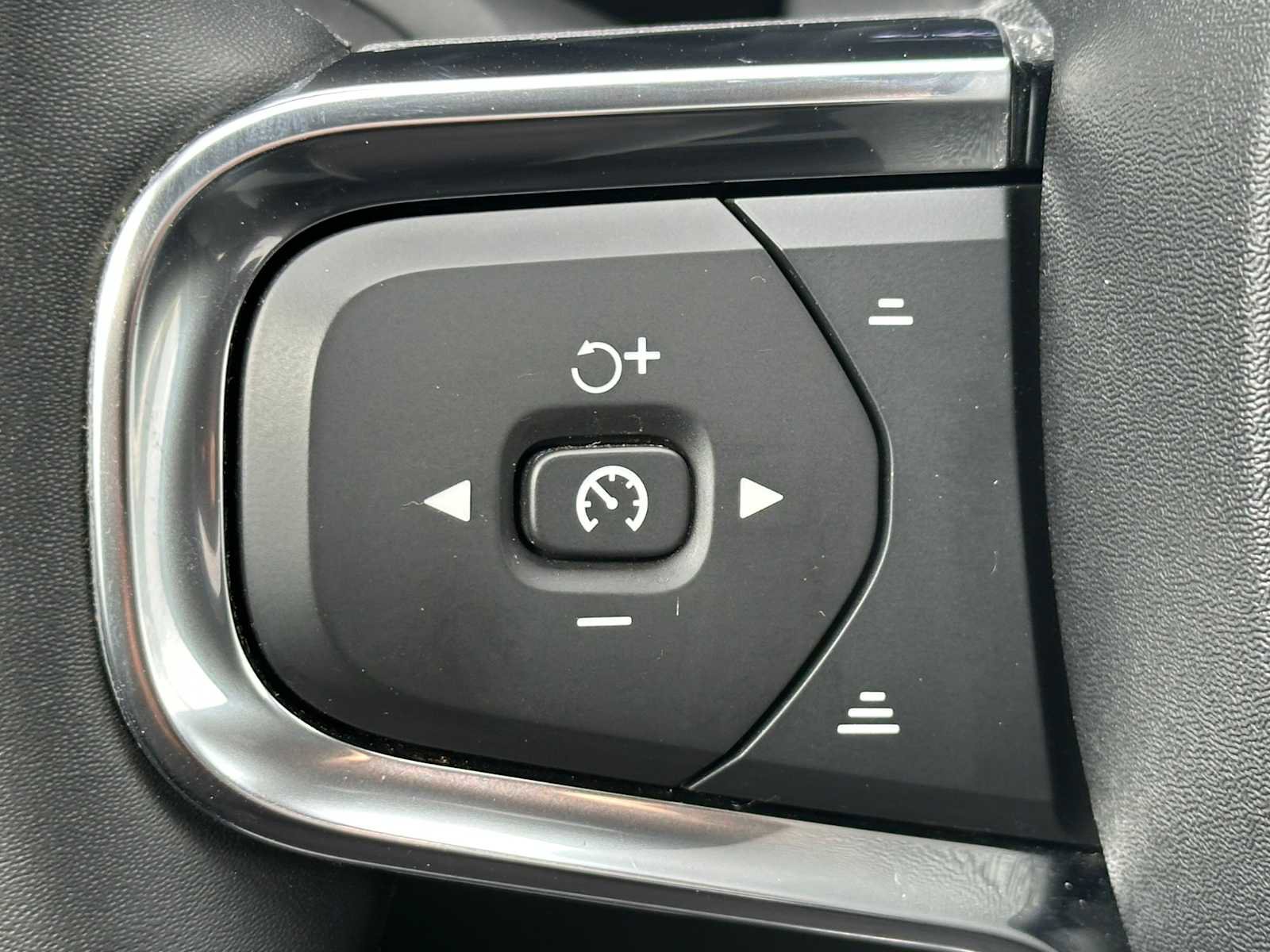 Used 2023 Volvo XC40 Recharge Plus w/ Protection Package Premier AWD/4WD image 31
