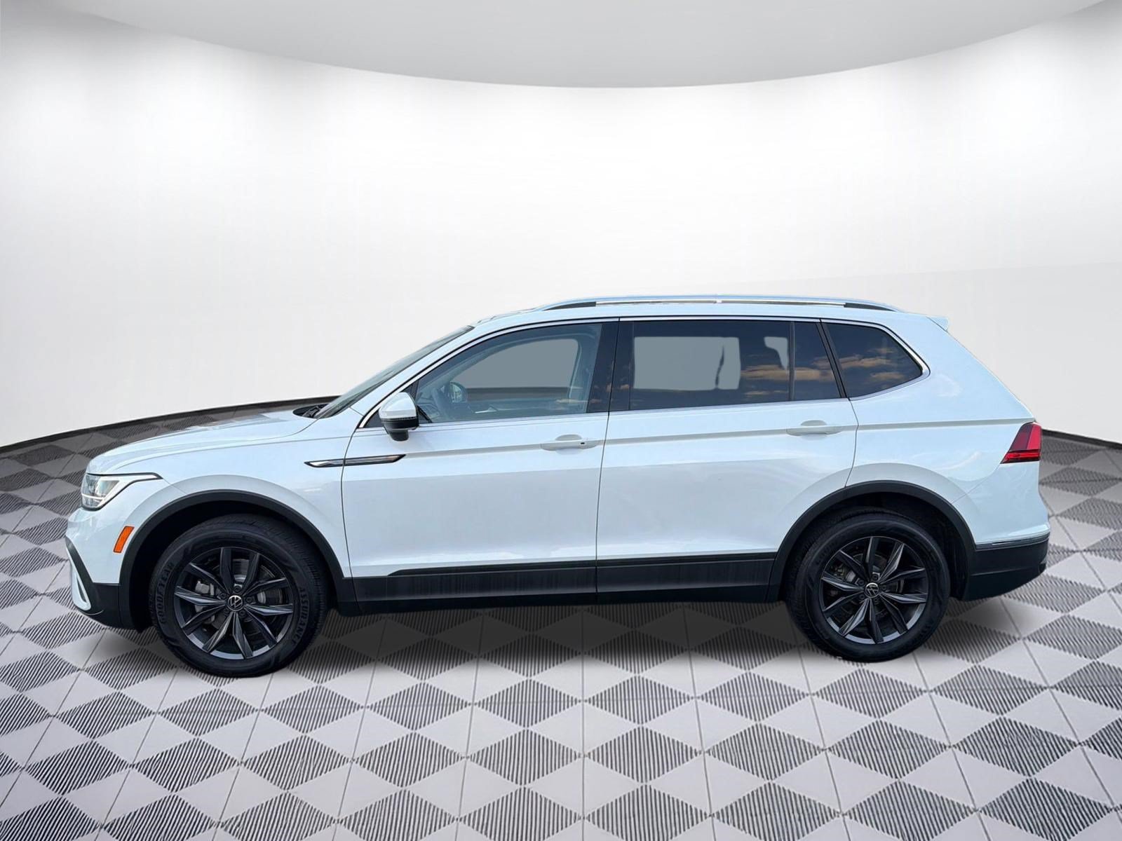 Certified 2023 Volkswagen Tiguan SE w/ Panoramic Sunroof Package AWD/4WD image 2