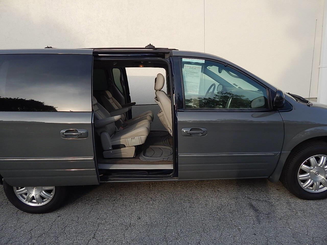 Used 2005 Chrysler Town & Country Touring w/ Luxury Group FWD image 4