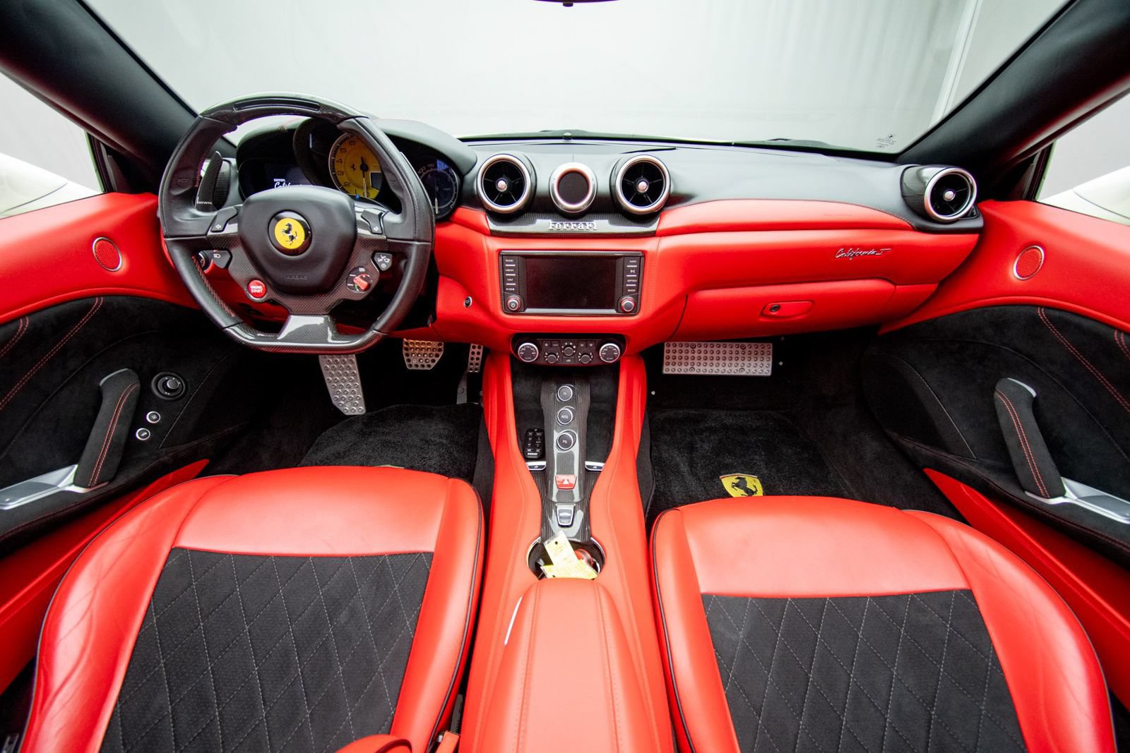Used 2016 Ferrari California T RWD image 10